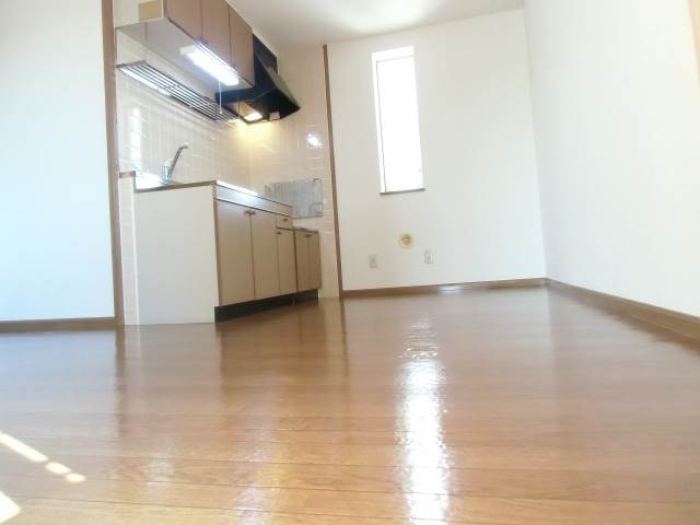 Living and room. ■ Also with small window ■