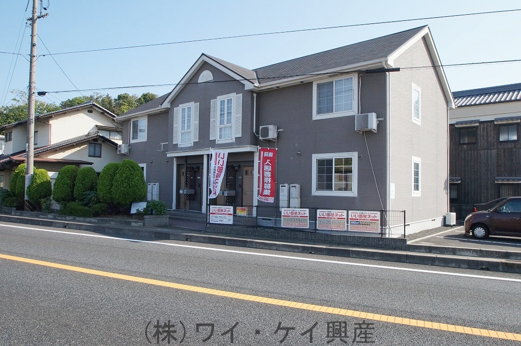 Building appearance. Convenience store very close ◎