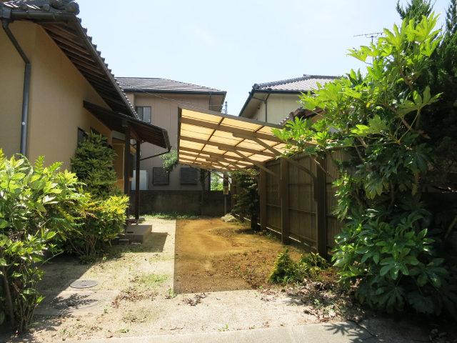 Parking lot. Parking Space! ! You can park two or more in tandem. Also there is a parking space on the east side. 