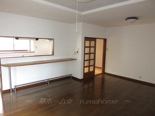 Living. Spacious living 12 quires ^^