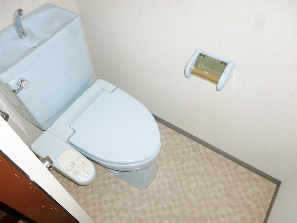 Toilet. (* ⌒O⌒ *) happy with bidet