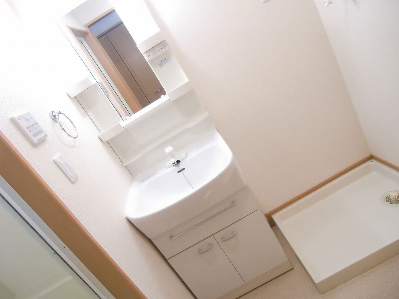 Washroom. Independent wash basin