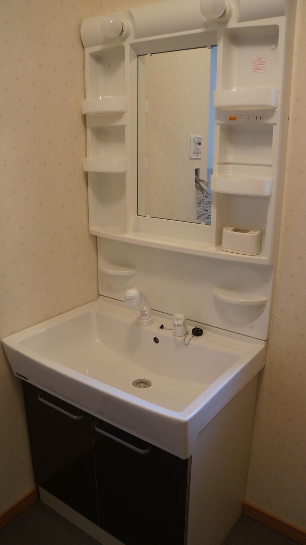 Wash basin, toilet. Indoor (11 May 2012) shooting