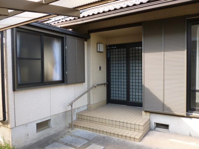 Entrance. Local (10 May 2013) Shooting