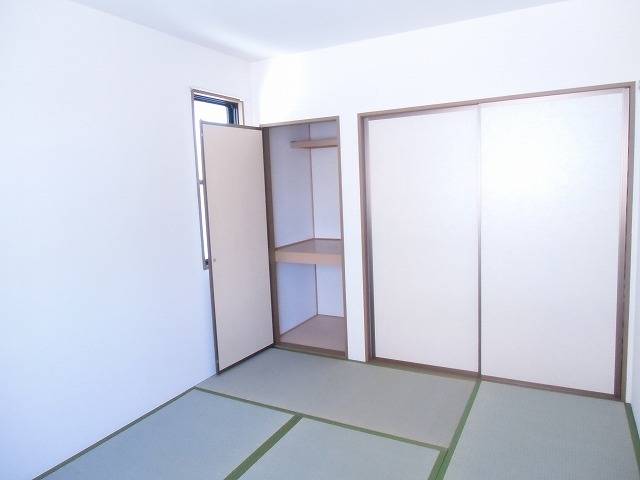 Living and room. Japanese-style room (6 quires)