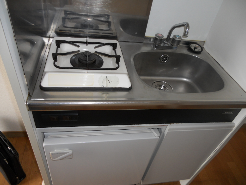 Kitchen. Stove ・ With mini fridge