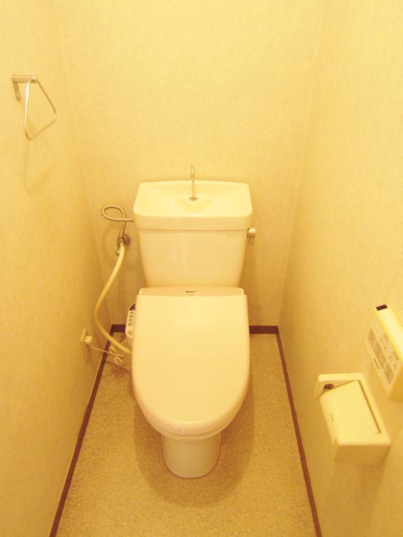 Toilet. (O⌒∇⌒o) (o⌒∇⌒o) (o⌒∇⌒o) (o⌒∇⌒o)