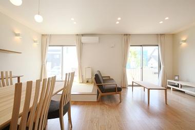 Living. As part of the living room, We established the tatami corner that can be variously available. It is also possible to sit on the tatami, You can also sit on the edge, Guests have their own way of time, such as after a meal.