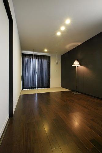 Other introspection. Calm monotone of the bedroom. By the one side of the wall in the dark color, Also obtained psychological sense of security.