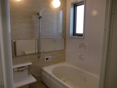 Bathroom. Bathing is a thorough study of the series of operations surrounding bathing, Reflected in each item. Non-slip floor Ya, Stride easy height of the tub, Right man in the right place of the handrail, Such as the entrance no steps, It seeks to ease of use and safety.