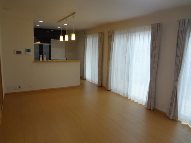 Living. In three of the windows on the south side, It produces the brightness and airy. Indoor (July 2013) Shooting