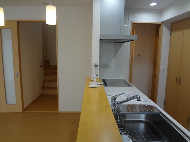 Kitchen. Open the front door, Immediately accessible kitchen, For the wife who has a lot of shopping, You can very easily use. Indoor (July 2013) Shooting