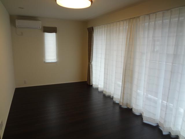 Non-living room. The main bedroom on the second floor south side has to produce a brightness and openness in the window of the large opening.