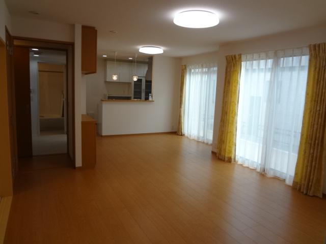 Living. 20.5 Pledge spacious living room Indoor (June 2013) Shooting