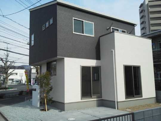 Local appearance photo. It was taken from the south side. Day is good. Please, Please see.