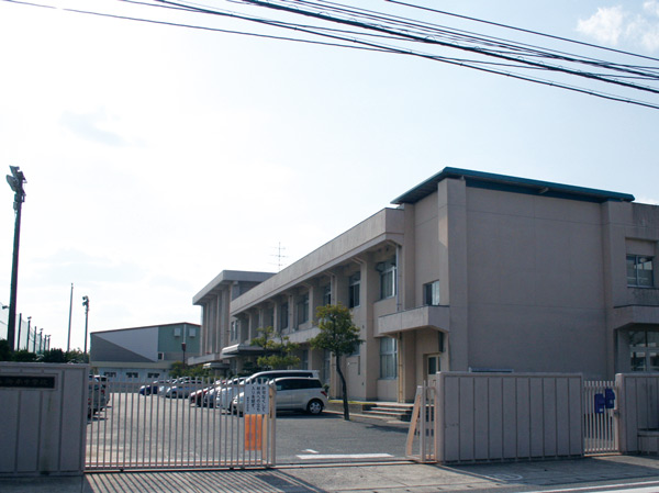Surrounding environment. Municipal Gominami junior high school (about 1500m / 19 minutes walk)