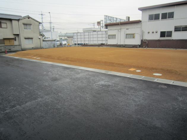 Local photos, including front road. The entire surface of the road South 5.5m