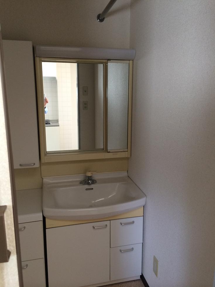 Wash basin, toilet. Indoor (10 May 2013) Shooting