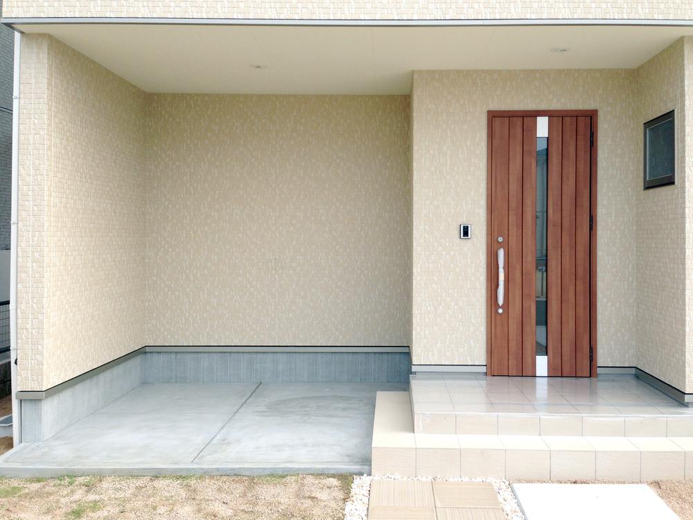 Entrance. There dirt floor space at the entrance next to!