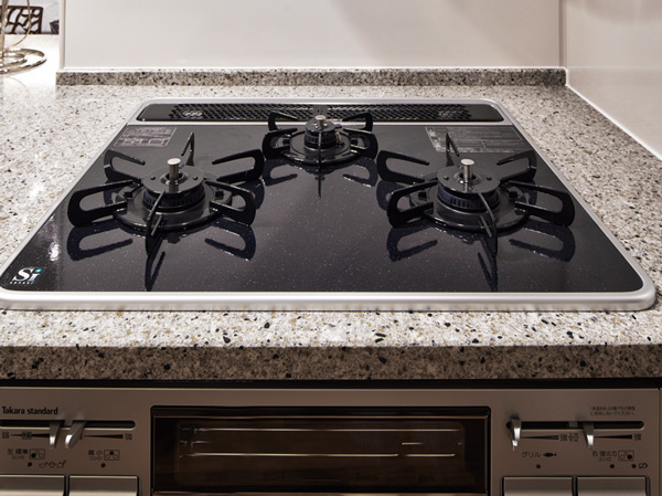Kitchen.  [Glass top stove] Also adopted a simple glass plate care. Three burner Si sensor stove that was all to provide a sensor. The heating function of preventing other variety of safety equipment comes standard equipped.