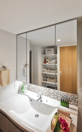 Bathing-wash room.  [Three-sided mirror housing] The back side of the large mirror of the three sides included in the shampoo dresser, In all plenty of storage space. Easy to organize clutter tend to small parts, In neat sanitary.