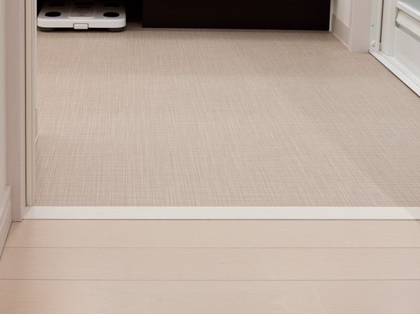 Other.  [Flat Floor] Flat floor design that eliminates a step in the dwelling unit. Such as small children and the elderly is, Consideration so as not to or stumbled in step, To prevent accidents in the room in advance.