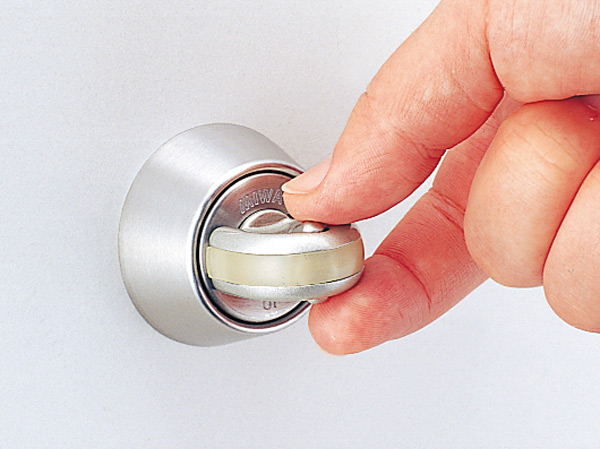 Security.  [Security thumb turn] Since the top and bottom of the two buttons a must around and press at the same time, You can prevent unauthorized release act. It can be operated by a natural behavior, You can also use without difficulty you were small children and the elderly.