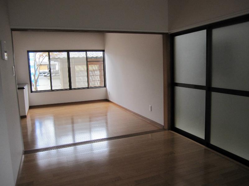 Living. & Amp; amp; # 9398; wall Cross, Flooring is re-covered already. 