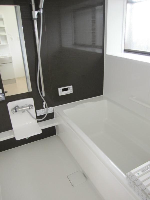 Bathroom. & # 9398; unit was bus exchange. 