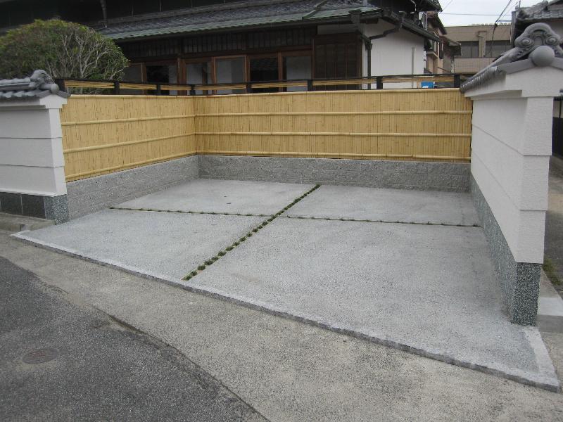 Parking lot. Parallel parking is possible. 