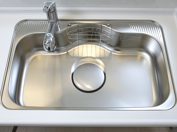 Kitchen.  [Quiet sink] There is a depth, Sink to the comfort of the kitchen work. Sheet stuck to the sink back is, Water is for us suppress such as sound hits the ne sound and dishes. With draining plate.  ※ Less than, All Listings equipment image is the same specification