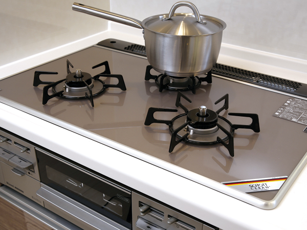 Kitchen.  [Glass top three-necked stove] Glass top of the cleaning is very easy and reputation in the flat three-necked stove. Temperature control and timer, High-performance grill various functions such as will spread the width of the cuisine.
