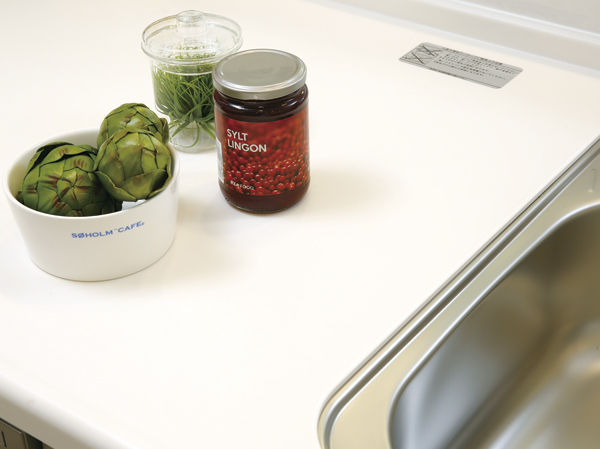 Kitchen.  [Artificial marble counter] Countertop adopts artificial marble drifts gorgeous impression. Luxury and cleanliness will gracefully directing the kitchen.