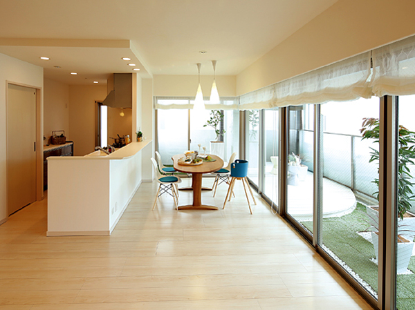 Living.  [living ・ dining] Deepening affection enough to live. In such a living space is, To detail let Yukitodoka the attention to detail has achieved a comfortable living comfort. Befitting to the main stage of the house is in your family gather living, Such as it equipped with a warm To warm cozy floor heating from below, Unleash the mind, Here live to enjoy a relaxing time of family.