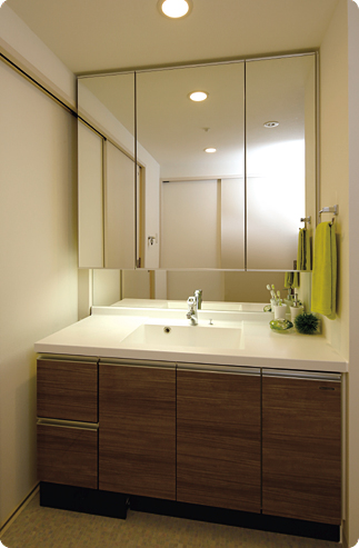 Bathing-wash room.  [sanitary] Switch one with electric heater built in the central part of the triple mirror, To reduce the cloudiness caused by such as steam. Also, Set up a mirror to a lower position so that it can reflect the face even small children. To ensure the space that can keep pay scales to the vanity of the feet, It maintains the integrity of the wash room clean and refreshing.
