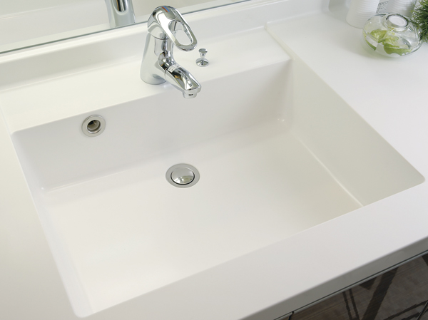 Bathing-wash room.  [Adopt a vanity full of hotel-like luxury] From you wake up until the night, Face-wash, Vanity to comfortably support the make-up. Three-sided mirror and which arranged the wide mirror in the center, Equipped with artificial marble counter & bowl of integrally molded seamless. It will produce a stylish basin space.