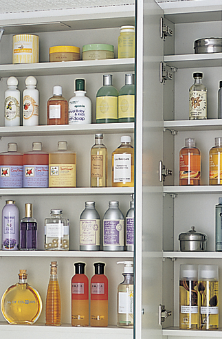 Bathing-wash room.  [Three-sided mirror back storage cabinet] skin care ・ Three-sided mirror back storage that can organize and refreshing, such as make-up supplies. further, Set up a restroom storage of shelves that put the towel has secured a wealth of storage space.