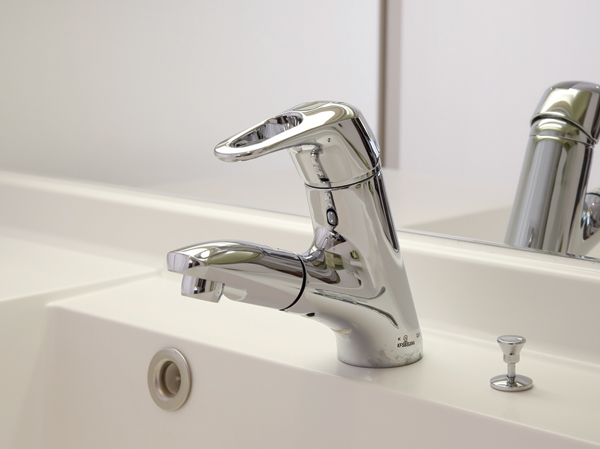 Bathing-wash room.  [Single lever faucet] With the faucet head is pulled out, In a bowl of care even easier.