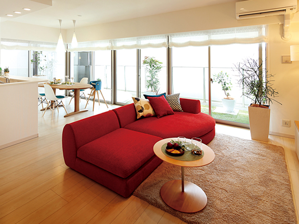 Room and equipment. Befitting to the main stage of the house is in your family gather living, Such as it equipped with a warm To warm cozy floor heating from below, Unleash the mind, Here live to enjoy a relaxing time of family. (living ・ dining) ※ 2 points or less, Indoor photo model Room E type (menu plan / Free of charge ・ Application deadline Yes, option / Compensation ・ Including the application deadline Yes)