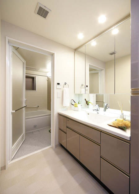 Bathing-wash room.  [Three-sided mirror internal storage space] Interior of easy to see triple mirror in wide is plenty Maeru storage space and accessories. You can clean and organize the basin counter around.