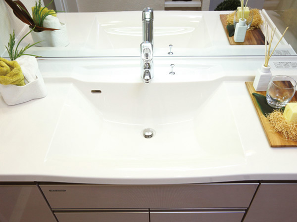 Bathing-wash room.  [Bowl-integrated counter] Counter and the bowl is difficult to accumulate dirt because there is no seam shiny, Easy to clean.