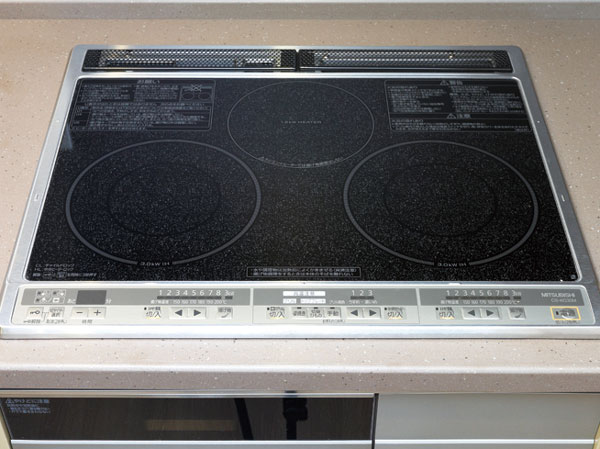 Kitchen.  [IH cooking heater] IH cooking heater that achieves high thermal efficiency is safe because it does not use fire ・ safety. Not only the beauty of the look, Also easy dirt care of after wiping easy to cook, such as boiling over.