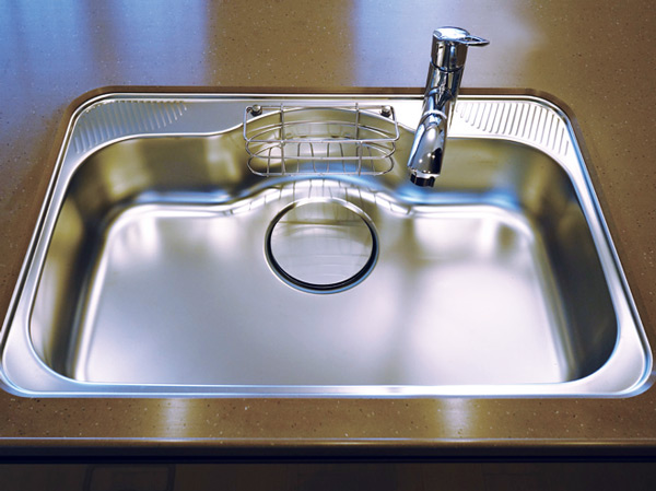 Kitchen.  [Wide sink] Wide sink frying pan or large dishes also can be washed without stress. Since the silent type, Water will reduce the I sound like.