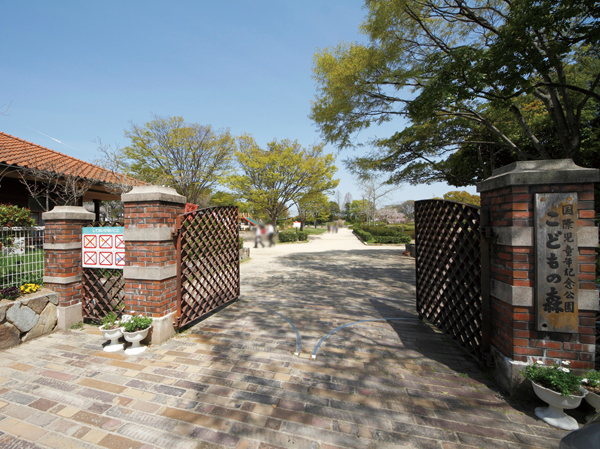 Surrounding environment. Oasis in the city welcoming family. "Children's Forest" is also within walking distance. Such as playground equipment and athletic are equipped with a variety of playground "International Year of the Child Memorial Park Yes Children's Forest "is also within walking distance, Holiday is crowded with Child a lot of family. Rich wrapped in a natural park is, It is also recommended for a stroll. (About 390m / A 5-minute walk)