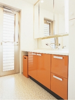 Bathing-wash room.  [Utility with a back door] Back door that above all happy. Comfortable the Komori easy utility of moisture.  Sash of the back door slide system. You can always ventilation in conjunction with the view bus. Here also is the spirit of the 100-year housing.