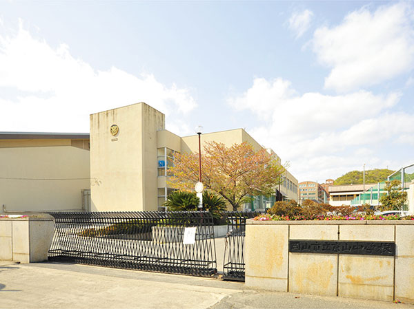 Surrounding environment. Kyoyama Junior High School (7 min walk / About 530m)