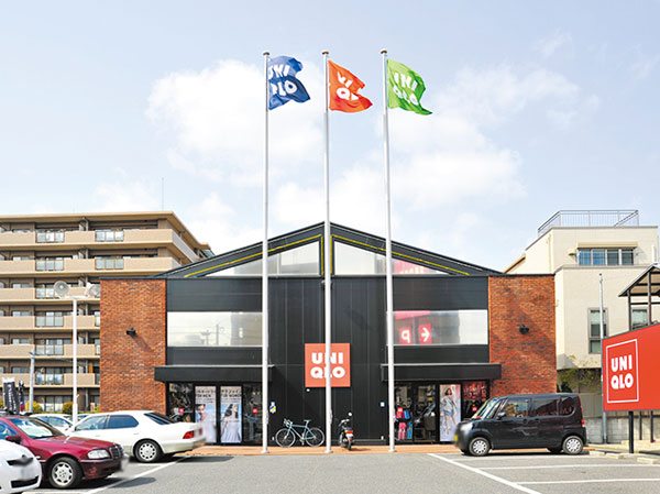 Surrounding environment. UNIQLO (2-minute walk / About 150m)