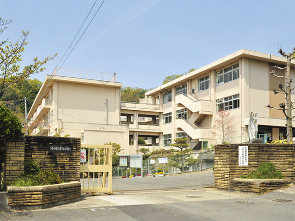 Surrounding environment. Tsushima Elementary School 13-minute walk (about 1040m, Photo), Kyoyama junior high school is a 7-minute walk (about 530m), etc., Enhance educational environment.