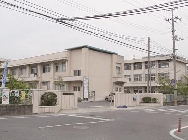 Junior high school. Gominami until junior high school 240m your south nursery Tanaka minute Gardens: about 350m (walk about 5 minutes) Gominami Elementary School: about 850m (walk about 11 minutes) Gominami Junior High School: about 240m (walk about 3 minutes)