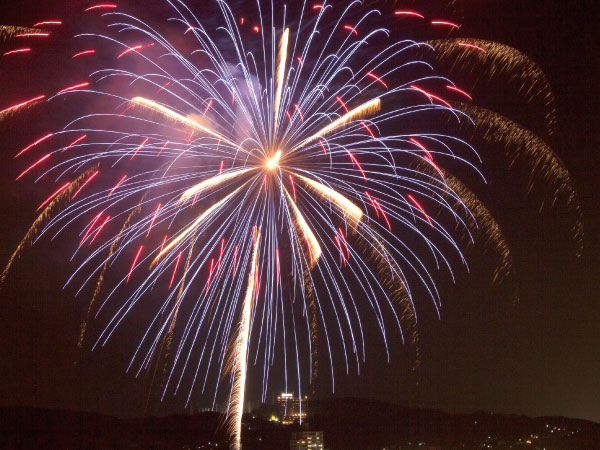 Surrounding environment. Summer evening fireworks. Overlooking the southeast from the local 14th floor equivalent ※ We do not guarantee the viewing from all of the dwelling unit. (August 3, shooting 2013)